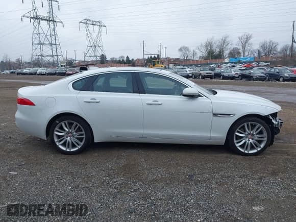 ✅ 2016 Jaguar XF 35t Prestige • VIN: SAJBK4BV9GCY11955 • Lot: 41640739. Wystawiony na IAAI z przebiegiem 83 047 mil. Bezpłatny archiwum sprzedaży aukcyjnych z USA i szczegółowy raport historii pojazdu na DreamBid. Zdjęcie 13.
