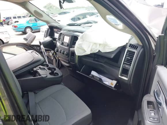 2024 Ram 1500 SLT z VIN 1C6RR6GG9RS135957, wystawiony jako IAAI lot #42376753 z przebiegiem 28 240 mil mil oraz . Historia ofert i sprzedaży dostępna na DreamBid. Obrazek 5.