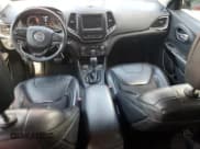 ✅ 2020 Jeep Cherokee Altitude • VIN: 1C4PJMLX9LD502403 • Лот: 64382385. Опубликован ранее на Copart с пробегом 87 026 миль. Бесплатный доступ к архиву аукционных продаж из США и подробный отчёт об истории автомобиля на DreamBid. Изображение 8.