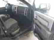 2024 Ram 1500 SLT z VIN 1C6RR6GG6RS137293, wystawiony jako IAAI lot #43323845 z przebiegiem 34 382 mil mil oraz . Historia ofert i sprzedaży dostępna na DreamBid. Obrazek 5.