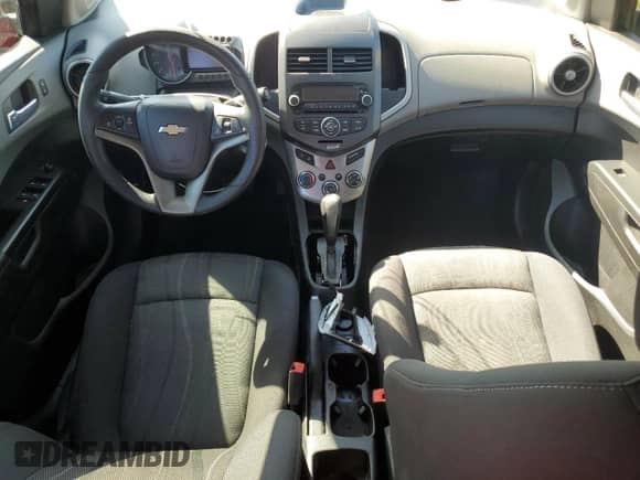 2015 Chevrolet Sonic LT z VIN 1G1JC5SH3F4174229, wystawiony jako Copart lot #74261884 z przebiegiem 158 230 mil mil oraz Szkoda całkowita • Salvage title. Historia ofert i sprzedaży dostępna na DreamBid. Obrazek 8.