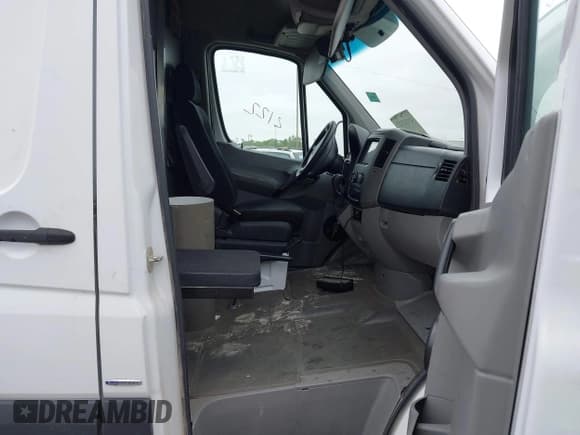 ✅ 2014 Mercedes-Benz Sprinter • VIN: WD3PE8DE1E5899704 • Lot: 42118254. Wystawiony na IAAI z przebiegiem 251 170 mil. Bezpłatny archiwum sprzedaży aukcyjnych z USA i szczegółowy raport historii pojazdu na DreamBid. Zdjęcie 5.