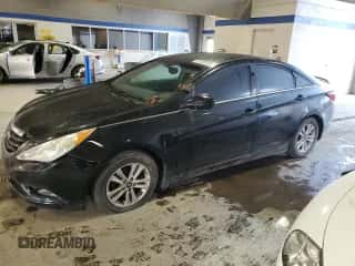 2013 Hyundai Sonata GLS z VIN 5NPEB4AC7DH607697, wystawiony jako Copart lot #81930795 z przebiegiem 208 035 mil mil oraz Czysty tytuł • Clean title. Historia ofert i sprzedaży dostępna na DreamBid. Obrazek 1.