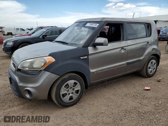 ✅ 2013 Kia Soul • VIN: KNDJT2A51D7613906 • Лот: 71990735. Опубликован ранее на Copart с пробегом 75 832 миль. Бесплатный доступ к архиву аукционных продаж из США и подробный отчёт об истории автомобиля на DreamBid. Изображение 1.