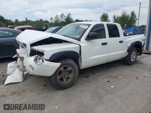 2006 Dodge Dakota SLT z VIN 1D7HW48K66S624418, wystawiony jako Copart lot #65687924 z przebiegiem Nie podano mil oraz Szkoda całkowita • Salvage title. Historia ofert i sprzedaży dostępna na DreamBid. Obrazek 1.
