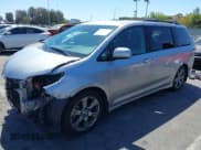 ✅ 2018 Toyota Sienna SE • VIN: 5TDXZ3DCXJS962511 • Lot: 43111836. Wystawiony na IAAI z przebiegiem 81 278 mil. Bezpłatny archiwum sprzedaży aukcyjnych z USA i szczegółowy raport historii pojazdu na DreamBid. Zdjęcie 2.