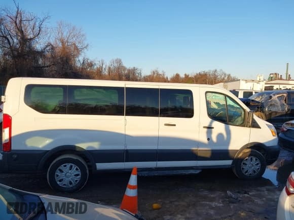 ✅ 2017 Ford Transit XL • VIN: 1FBZX2ZM6HKB15369 • Lot: 41422736. Wystawiony na IAAI z przebiegiem 159 105 mil. Bezpłatny archiwum sprzedaży aukcyjnych z USA i szczegółowy raport historii pojazdu na DreamBid. Zdjęcie 14.