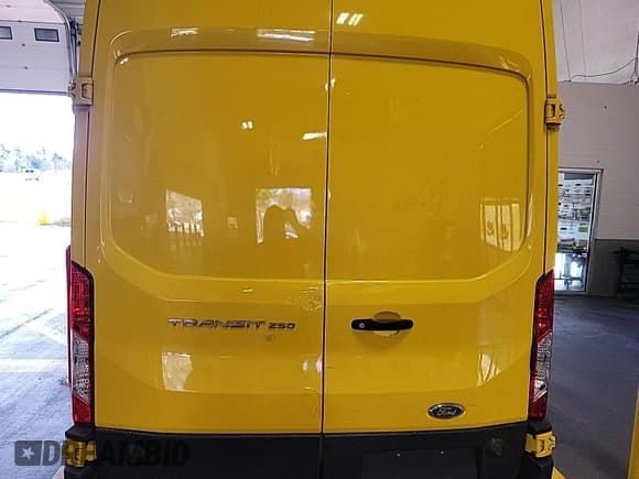 ✅ 2019 Ford Transit • VIN: 1FTYR3XM7KKA78317 • Lot: 43930322. Wystawiony na IAAI z przebiegiem 140 908 mil. Bezpłatny archiwum sprzedaży aukcyjnych z USA i szczegółowy raport historii pojazdu na DreamBid. Zdjęcie 4.