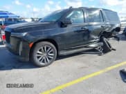 ✅ 2023 Cadillac Escalade 4WD Sport • VIN: 1GYS4EKL2PR351882 • Лот: 41555895. Опубликован ранее на IAAI с пробегом 58 703 миль. Бесплатный доступ к архиву аукционных продаж из США и подробный отчёт об истории автомобиля на DreamBid. Изображение 2.
