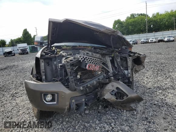 ✅ 2015 GMC Sierra 2500HD Denali • VIN: 1GT120E81FF614347 • Lot: 60856255. Wystawiony na Copart z przebiegiem Nie podano. Bezpłatny archiwum sprzedaży aukcyjnych z USA i szczegółowy raport historii pojazdu na DreamBid. Zdjęcie 5.