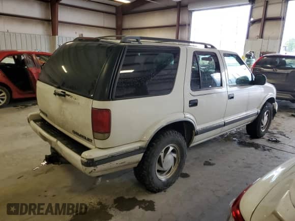 1996 Chevrolet Blazer z VIN 1GNDT13W7T2212358, wystawiony jako Copart lot #88707475 z przebiegiem 255 282 mil mil oraz Szkoda całkowita • Salvage title. Historia ofert i sprzedaży dostępna na DreamBid. Obrazek 3.