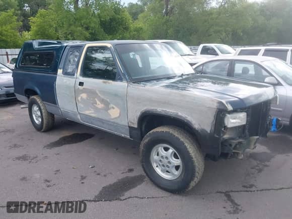 1994 Dodge Dakota with VIN 1B7GG23Y5RS528822, listed as a IAAI auction lot 42743000 with 27,483 mi miles and . Bid and sale history available at DreamBid. Image 1.