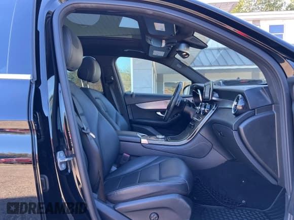 ✅ 2019 Mercedes-Benz GLC 300 • VIN: WDC0G4KB6KV132875 • Lot: 43375239. Wystawiony na IAAI z przebiegiem 219 950 mil. Bezpłatny archiwum sprzedaży aukcyjnych z USA i szczegółowy raport historii pojazdu na DreamBid. Zdjęcie 5.