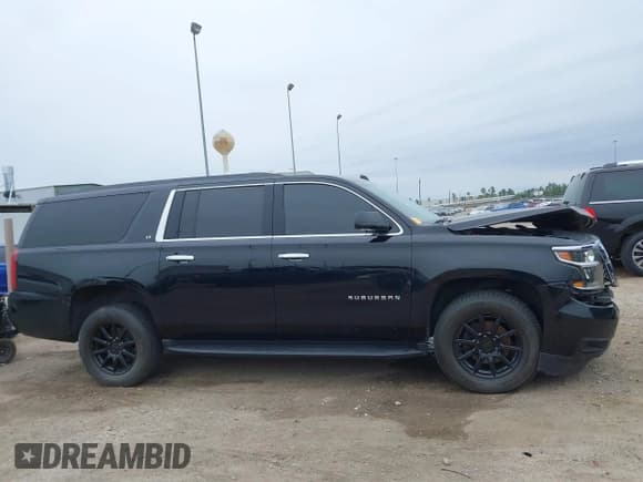 ✅ 2020 Chevrolet Suburban LT • VIN: 1GNSCHKC4LR154126 • Lot: 41636948. Wystawiony na IAAI z przebiegiem 190 699 mil. Bezpłatny archiwum sprzedaży aukcyjnych z USA i szczegółowy raport historii pojazdu na DreamBid. Zdjęcie 13.