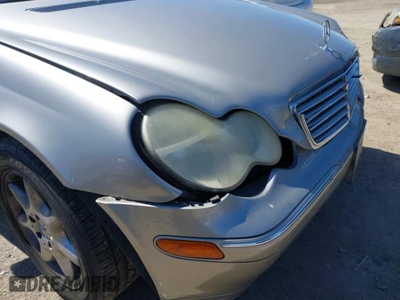 ✅ 2004 Mercedes-Benz C 240 • VIN: WDBRF61J64E015691 • Lot: 41827367. Wystawiony na IAAI z przebiegiem 171 003 mil. Bezpłatny archiwum sprzedaży aukcyjnych z USA i szczegółowy raport historii pojazdu na DreamBid. Zdjęcie 6.