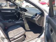 ✅ 2014 Mercedes-Benz C 250 Sport • VIN: WDDGF4HB5ER307781 • Lot: 42223138. Wystawiony na IAAI z przebiegiem 186 457 mil. Bezpłatny archiwum sprzedaży aukcyjnych z USA i szczegółowy raport historii pojazdu na DreamBid. Zdjęcie 5.