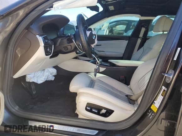 ✅ 2020 BMW 5 Series M550i xDrive • VIN: WBAJS7C03LBN96777 • Lot: 92252845. Wystawiony na Copart z przebiegiem 69 597 mil. Bezpłatny archiwum sprzedaży aukcyjnych z USA i szczegółowy raport historii pojazdu na DreamBid. Zdjęcie 7.