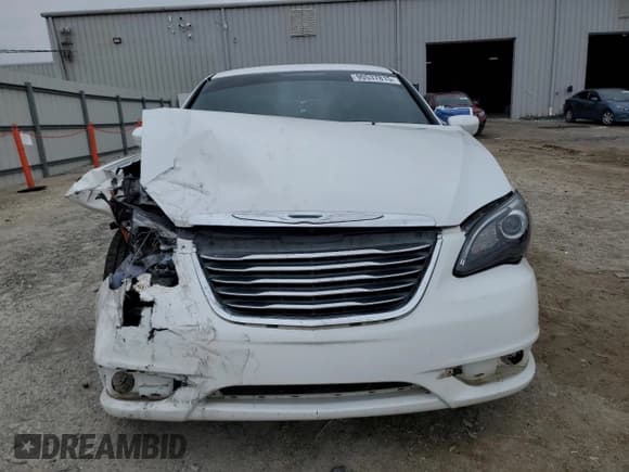✅ 2014 Chrysler 200 Touring • VIN: 1C3CCBBG4EN236661 • Lot: 90537815. Wystawiony na Copart z przebiegiem 237 483 mil. Bezpłatny archiwum sprzedaży aukcyjnych z USA i szczegółowy raport historii pojazdu na DreamBid. Zdjęcie 5.