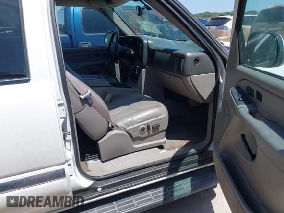 ✅ 2004 GMC Yukon XL SLE • VIN: 3GKEC16Z24G129517 • Lot: 42795977. Listed on IAAI with 261,172 mi. Free auction sales archive from the USA and detailed vehicle history report at DreamBid. Image 5.