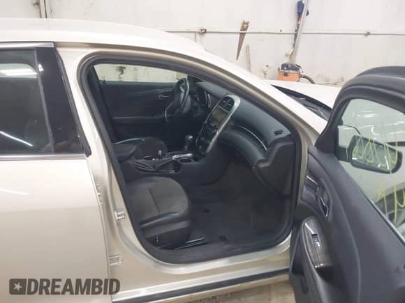 2014 Chevrolet Malibu LT z VIN 1G11E5SL8EF120491, wystawiony jako IAAI lot #43408864 z przebiegiem 61 497 mil mil oraz . Historia ofert i sprzedaży dostępna na DreamBid. Obrazek 5.