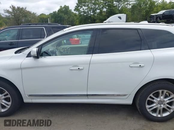 ✅ 2015 Volvo XC60 T5 • VIN: YV4612RK1F2711675 • Lot: 43194649. Wystawiony na IAAI z przebiegiem 142 012 mil. Bezpłatny archiwum sprzedaży aukcyjnych z USA i szczegółowy raport historii pojazdu na DreamBid. Zdjęcie 14.