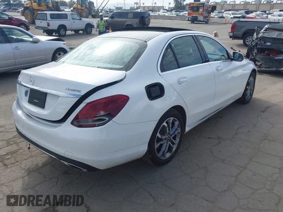 ✅ 2018 Mercedes-Benz C 300 • VIN: WDDWF4KB5JR319251 • Лот: 43263094. Опубликован ранее на IAAI с пробегом 103 109 миль. Бесплатный доступ к архиву аукционных продаж из США и подробный отчёт об истории автомобиля на DreamBid. Изображение 4.