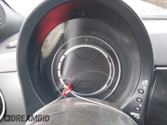 ✅ 2017 FIAT 500e • VIN: 3C3CFFGE2HT557785 • Lot: 41588600. Wystawiony na IAAI z przebiegiem 76 300 mil. Bezpłatny archiwum sprzedaży aukcyjnych z USA i szczegółowy raport historii pojazdu na DreamBid. Zdjęcie 7.