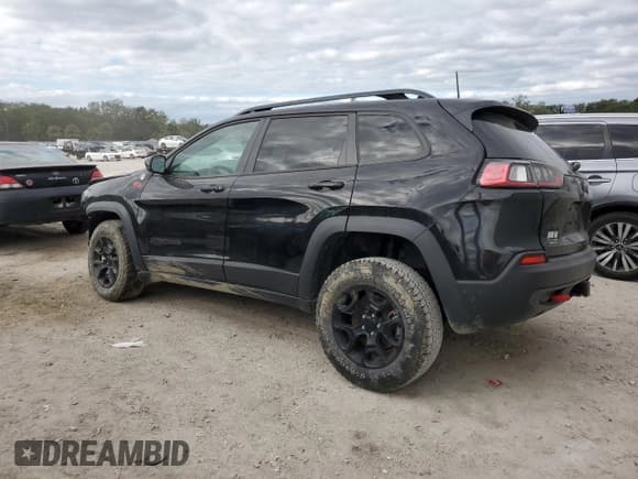 ✅ 2023 Jeep Cherokee Trailhawk • VIN: 1C4PJMBN8PD111961 • Lot: 81277854. Wystawiony na Copart z przebiegiem 13 079 mil. Bezpłatny archiwum sprzedaży aukcyjnych z USA i szczegółowy raport historii pojazdu na DreamBid. Zdjęcie 2.