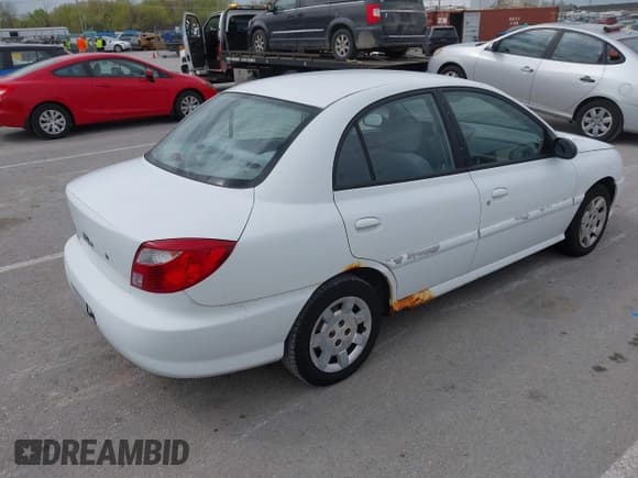 ✅ 2002 Kia Rio • VIN: KNADC123926185376 • Lot: 42027348. Wystawiony na IAAI z przebiegiem 84 893 mil. Bezpłatny archiwum sprzedaży aukcyjnych z USA i szczegółowy raport historii pojazdu na DreamBid. Zdjęcie 4.