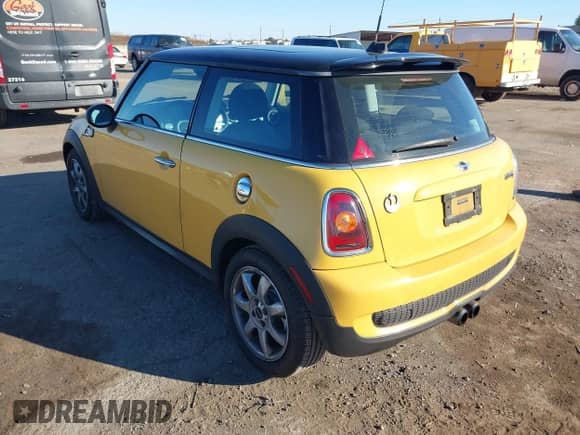 2007 MINI Hardtop S with VIN WMWMF73597TL91834, listed as a IAAI auction lot 43563516 with 114,589 mi miles and . Bid and sale history available at DreamBid. Image 3.