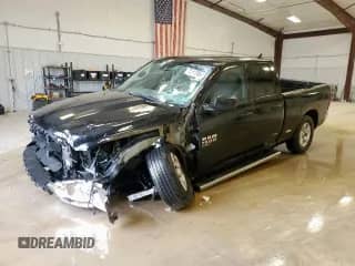 2020 Ram 1500 Tradesman z VIN 1C6RR6FG5LS138587, wystawiony jako Copart lot #64634175 z przebiegiem 101 306 mil mil oraz Czysty tytuł • Clean title. Historia ofert i sprzedaży dostępna na DreamBid. Obrazek 1.