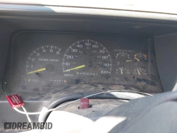 ✅ 1999 Chevrolet Silverado 2500 • VIN: 1GCGC23R0XF038900 • Lot: 43395745. Wystawiony na IAAI z przebiegiem 339 421 mil. Bezpłatny archiwum sprzedaży aukcyjnych z USA i szczegółowy raport historii pojazdu na DreamBid. Zdjęcie 7.