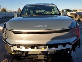 ✅ 2024 Kia EV9 Land • VIN: KNDADFS58R6038607 • Lot: 43401645. Wystawiony na Copart z przebiegiem 4 486 mil. Bezpłatny archiwum sprzedaży aukcyjnych z USA i szczegółowy raport historii pojazdu na DreamBid. Zdjęcie 5.