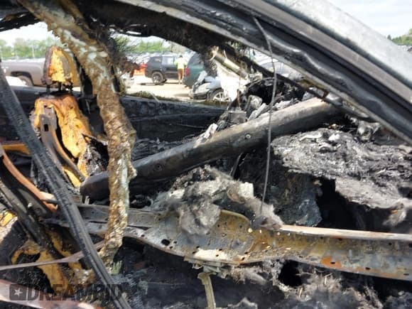 ✅ 2017 Kia Sorento SX • VIN: 5XYPKDA50HG307796 • Lot: 42271480. Listed on IAAI with Not provided. Free auction sales archive from the USA and detailed vehicle history report at DreamBid. Image 5.