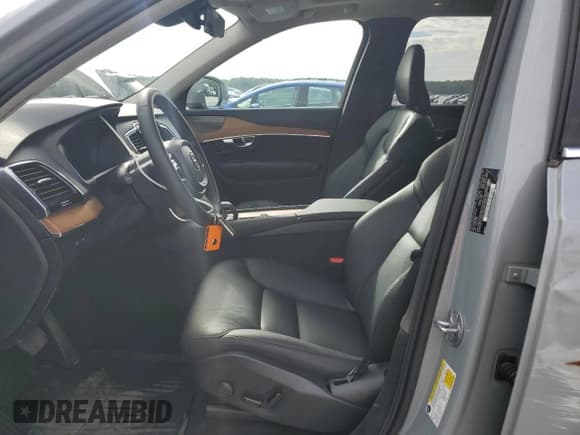 ✅ 2025 Volvo XC90 Plus • VIN: YV4H60PE6S1330836 • Lot: 84727965. Wystawiony na Copart z przebiegiem 3 050 mil. Bezpłatny archiwum sprzedaży aukcyjnych z USA i szczegółowy raport historii pojazdu na DreamBid. Zdjęcie 7.