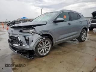 ✅ 2024 Buick Encore GX Avenir • VIN: KL4AMGSL5RB014352 • Lot: 83844525. Wystawiony na Copart z przebiegiem 10 151 mil. Bezpłatny archiwum sprzedaży aukcyjnych z USA i szczegółowy raport historii pojazdu na DreamBid. Zdjęcie 1.