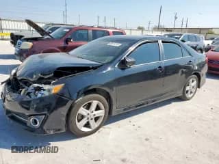 2012 Toyota Camry SE z VIN 4T1BF1FKXCU590531, wystawiony jako Copart lot #80611315 z przebiegiem Nie podano mil oraz Szkoda całkowita • Salvage title. Historia ofert i sprzedaży dostępna na DreamBid. Obrazek 1.