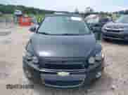 2015 Chevrolet Sonic LT z VIN 1G1JC6SB0F4157826, wystawiony jako IAAI lot #42503574 z przebiegiem 101 437 mil mil oraz . Historia ofert i sprzedaży dostępna na DreamBid. Obrazek 12.