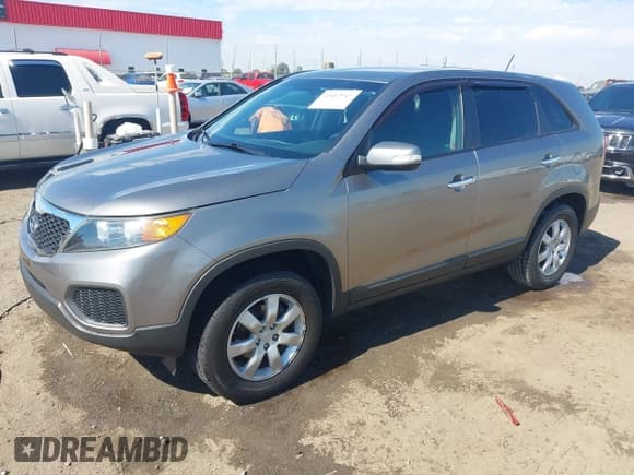 ✅ 2011 Kia Sorento LX • VIN: 5XYKT3A15BG107454 • Lot: 43462947. Wystawiony na IAAI z przebiegiem 115 530 mil. Bezpłatny archiwum sprzedaży aukcyjnych z USA i szczegółowy raport historii pojazdu na DreamBid. Zdjęcie 2.