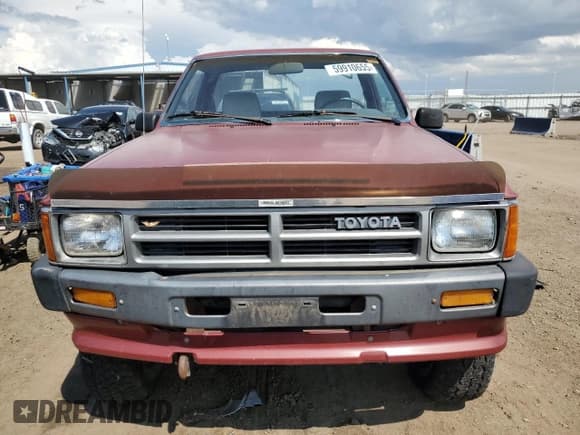 ✅ 1988 Toyota Pickup • VIN: JT4RN63A7J5038197 • Lot: 59910655. Wystawiony na Copart z przebiegiem 76 519 mil. Bezpłatny archiwum sprzedaży aukcyjnych z USA i szczegółowy raport historii pojazdu na DreamBid. Zdjęcie 5.