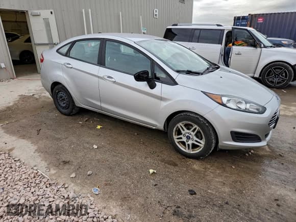 ✅ 2018 Ford Fiesta SE • VIN: 3FADP4BJ7JM140609 • Lot: 94368365. Wystawiony na Copart z przebiegiem 266 757 mil. Bezpłatny archiwum sprzedaży aukcyjnych z USA i szczegółowy raport historii pojazdu na DreamBid. Zdjęcie 4.