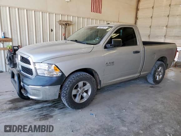 2017 Ram 1500 Tradesman z VIN 3C6JR6AG2HG768831, wystawiony jako Copart lot #80075915 z przebiegiem 135 347 mil mil oraz Szkoda całkowita • Salvage title. Historia ofert i sprzedaży dostępna na DreamBid. Obrazek 1.