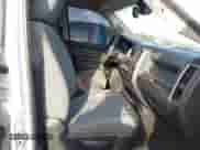 2018 Ram 1500 Tradesman z VIN 1C6RR6FG3JS325422, wystawiony jako IAAI lot #41674052 z przebiegiem 136 502 mil mil oraz . Historia ofert i sprzedaży dostępna na DreamBid. Obrazek 5.