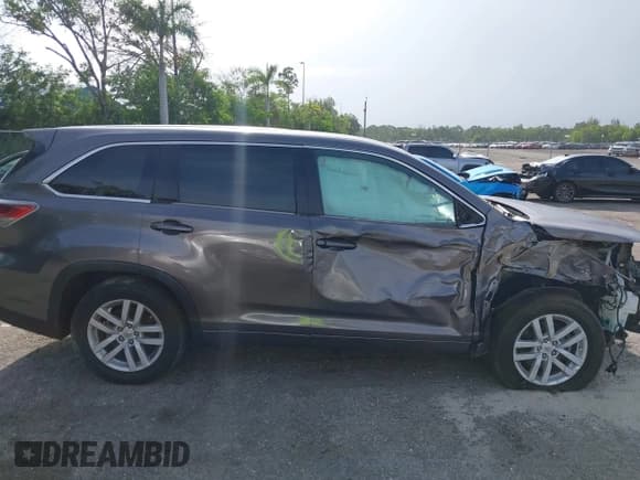 ✅ 2015 Toyota Highlander LE Plus • VIN: 5TDZKRFHXFS113026 • Lot: 42642125. Wystawiony na IAAI z przebiegiem 58 789 mil. Bezpłatny archiwum sprzedaży aukcyjnych z USA i szczegółowy raport historii pojazdu na DreamBid. Zdjęcie 14.