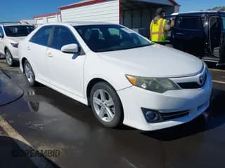 ✅ 2013 Toyota Camry XLE • VIN: 4T1BF1FK7DU241361 • Lot: 43448865. Wystawiony na IAAI z przebiegiem 234 878 mil. Bezpłatny archiwum sprzedaży aukcyjnych z USA i szczegółowy raport historii pojazdu na DreamBid. Zdjęcie 1.