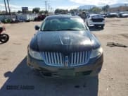 ✅ 2009 Lincoln MKS • VIN: 1LNHM93R29G610956 • Lot: 86686445. Wystawiony na Copart z przebiegiem 144 095 mil. Bezpłatny archiwum sprzedaży aukcyjnych z USA i szczegółowy raport historii pojazdu na DreamBid. Zdjęcie 5.