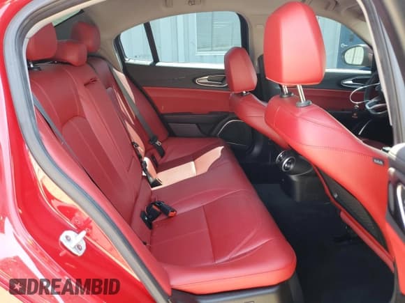 ✅ 2021 Alfa Romeo Giulia • VIN: ZARFAMAN3M7649352 • Lot: 51116125. Wystawiony na Copart z przebiegiem 34 093 mil. Bezpłatny archiwum sprzedaży aukcyjnych z USA i szczegółowy raport historii pojazdu na DreamBid. Zdjęcie 10.