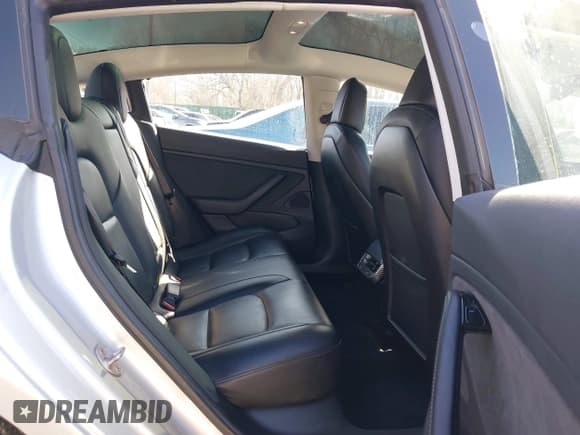 ✅ 2018 Tesla Model 3 Long Range Battery • VIN: 5YJ3E1EB3JF117007 • Lot: 41753572. Wystawiony na IAAI z przebiegiem 82 444 mil. Bezpłatny archiwum sprzedaży aukcyjnych z USA i szczegółowy raport historii pojazdu na DreamBid. Zdjęcie 8.