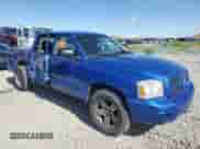 2007 Dodge Dakota SLT z VIN 1D7HW48N07S145519, wystawiony jako Copart lot #56992145 z przebiegiem Nie podano mil oraz Szkoda całkowita • Salvage title. Historia ofert i sprzedaży dostępna na DreamBid. Obrazek 4.