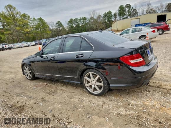✅ 2014 Mercedes-Benz C 250 Sport • VIN: WDDGF4HB2EG233005 • Lot: 95528755. Wystawiony na Copart z przebiegiem 132 128 mil. Bezpłatny archiwum sprzedaży aukcyjnych z USA i szczegółowy raport historii pojazdu na DreamBid. Zdjęcie 2.